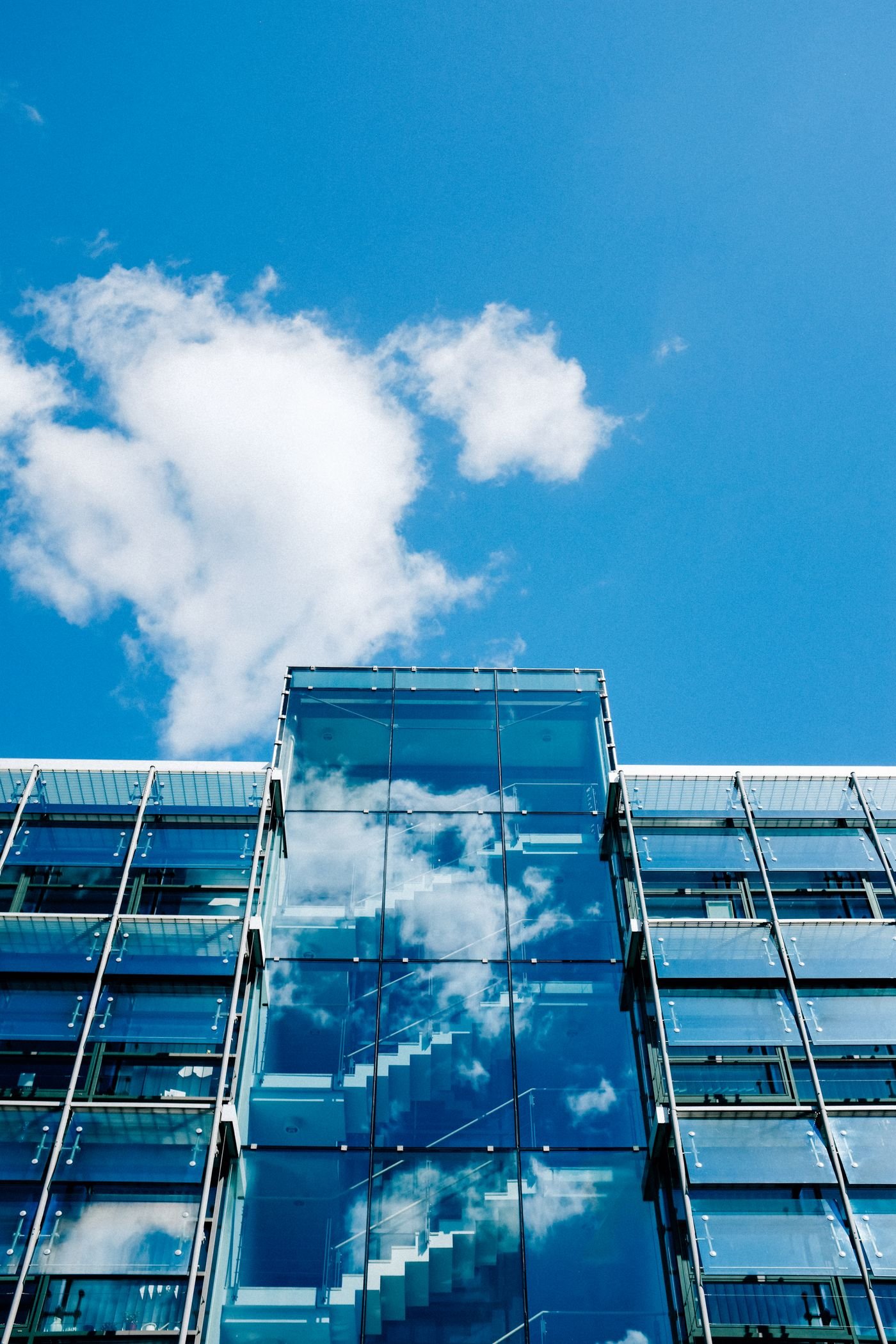 Immeuble de bureaux contemporain à façade vitrée